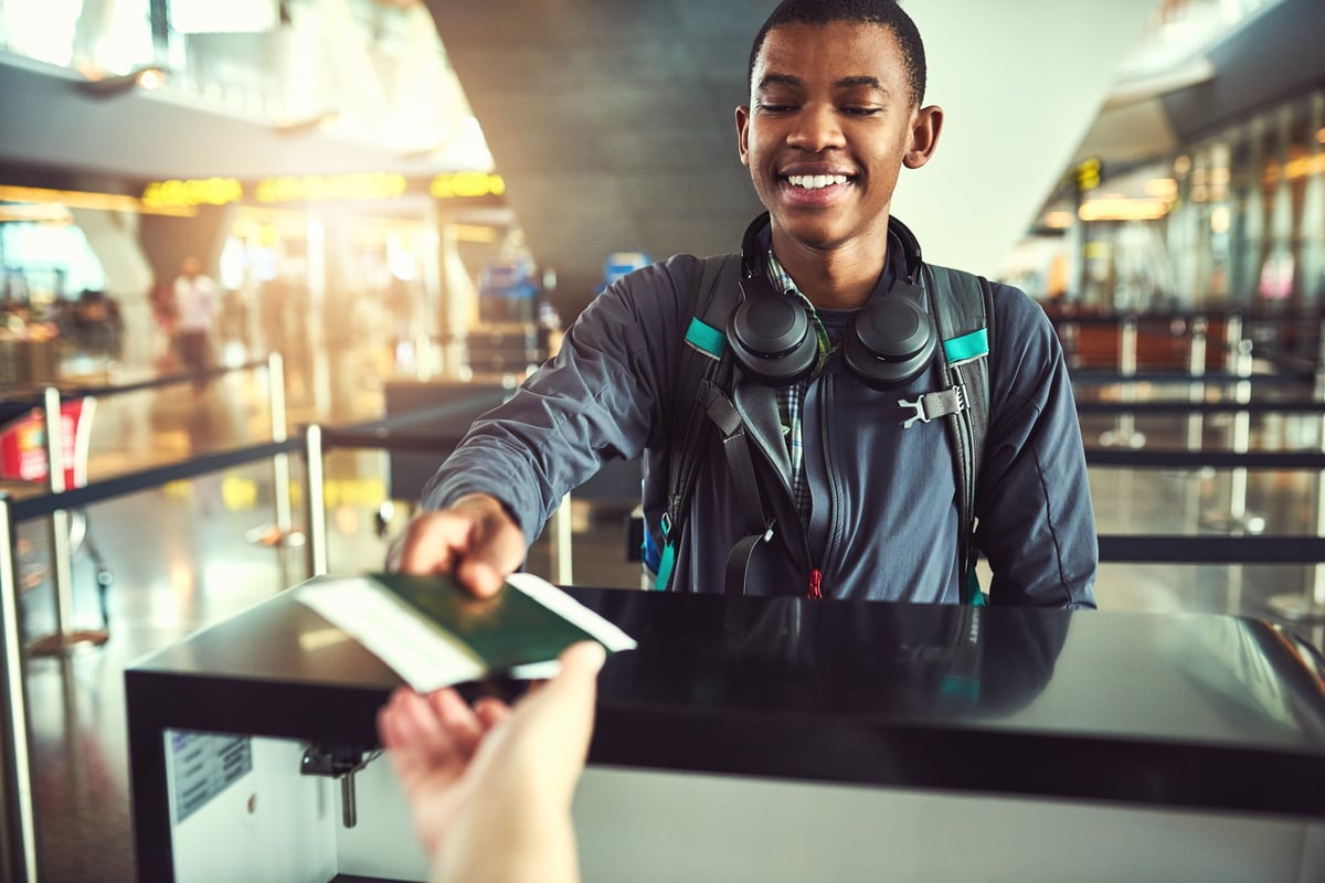 Joven abordando un avión en un aeropuerto, concepto de viaje y visa