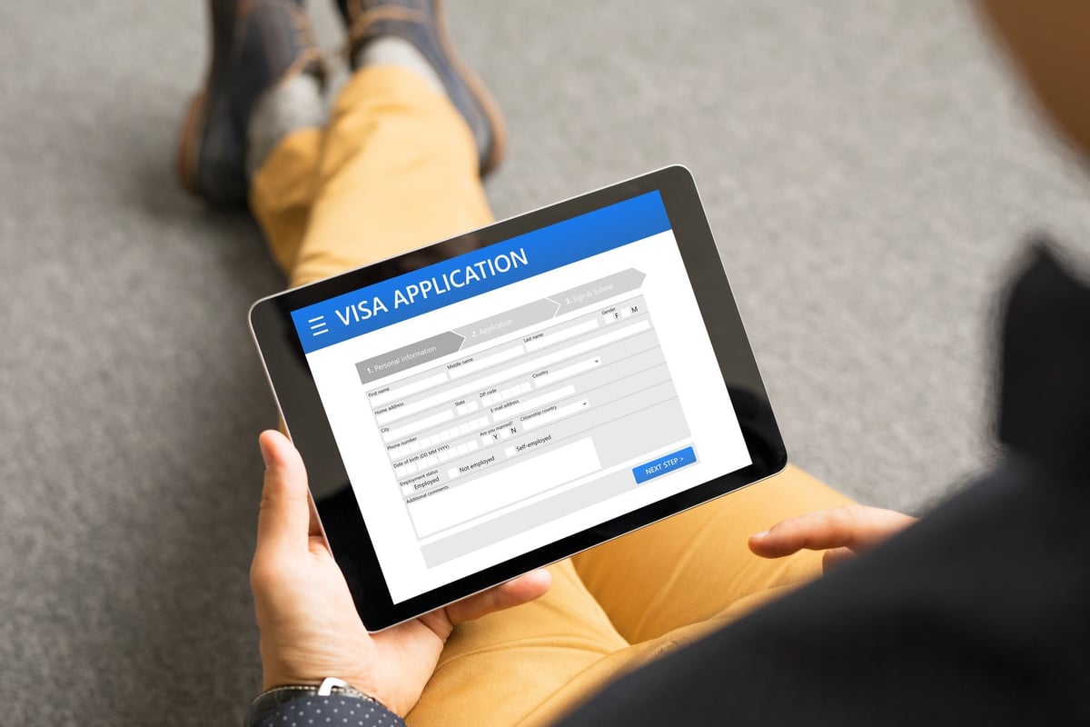 Formulario DS 160 preguntas: persona llenando la solicitud de visa americana en línea