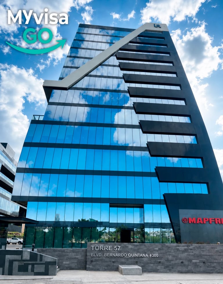 Edificio Torre 57 en Querétaro, sede de MyVisaGo, con fachada de cristal y acero